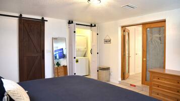 2 bedrooms, desk, iron/ironing board, WiFi