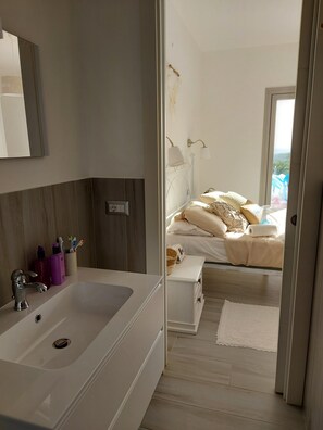 Een douche, een haardroger, handdoeken