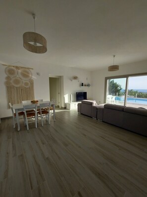 TV - "Villa Sara" with Sea View, Pool & Wi-Fi (Sciacca)