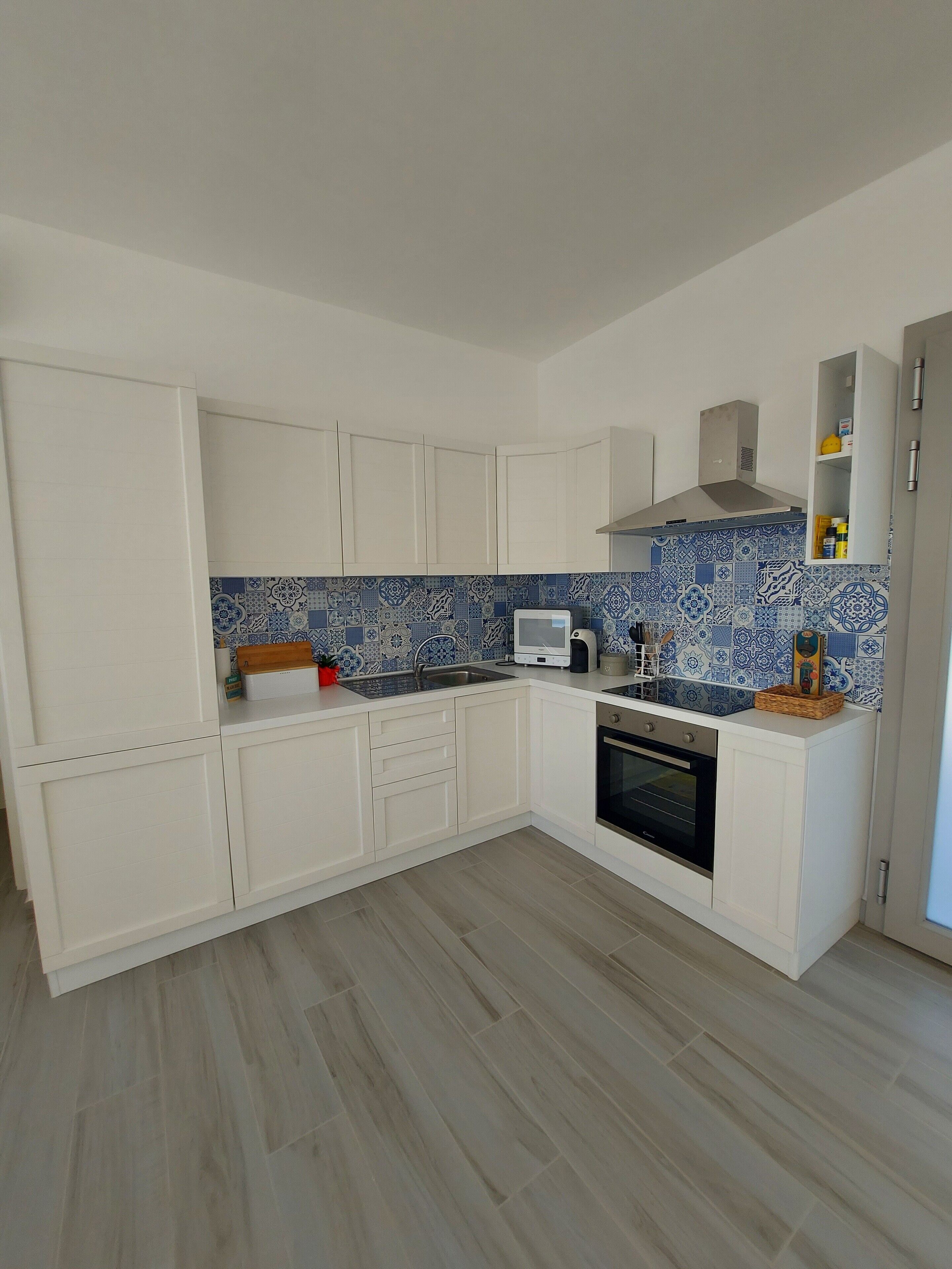 Frigorifero, microonde, forno, piano cottura