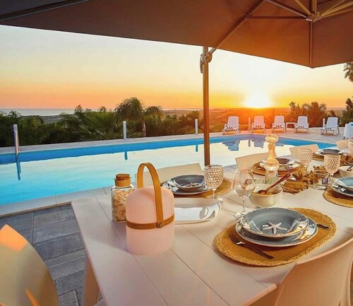 "Villa Sara" with Sea View, Pool & Wi-Fi