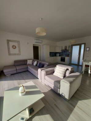 TV - "Villa Sara" with Sea View, Pool & Wi-Fi (Sciacca)