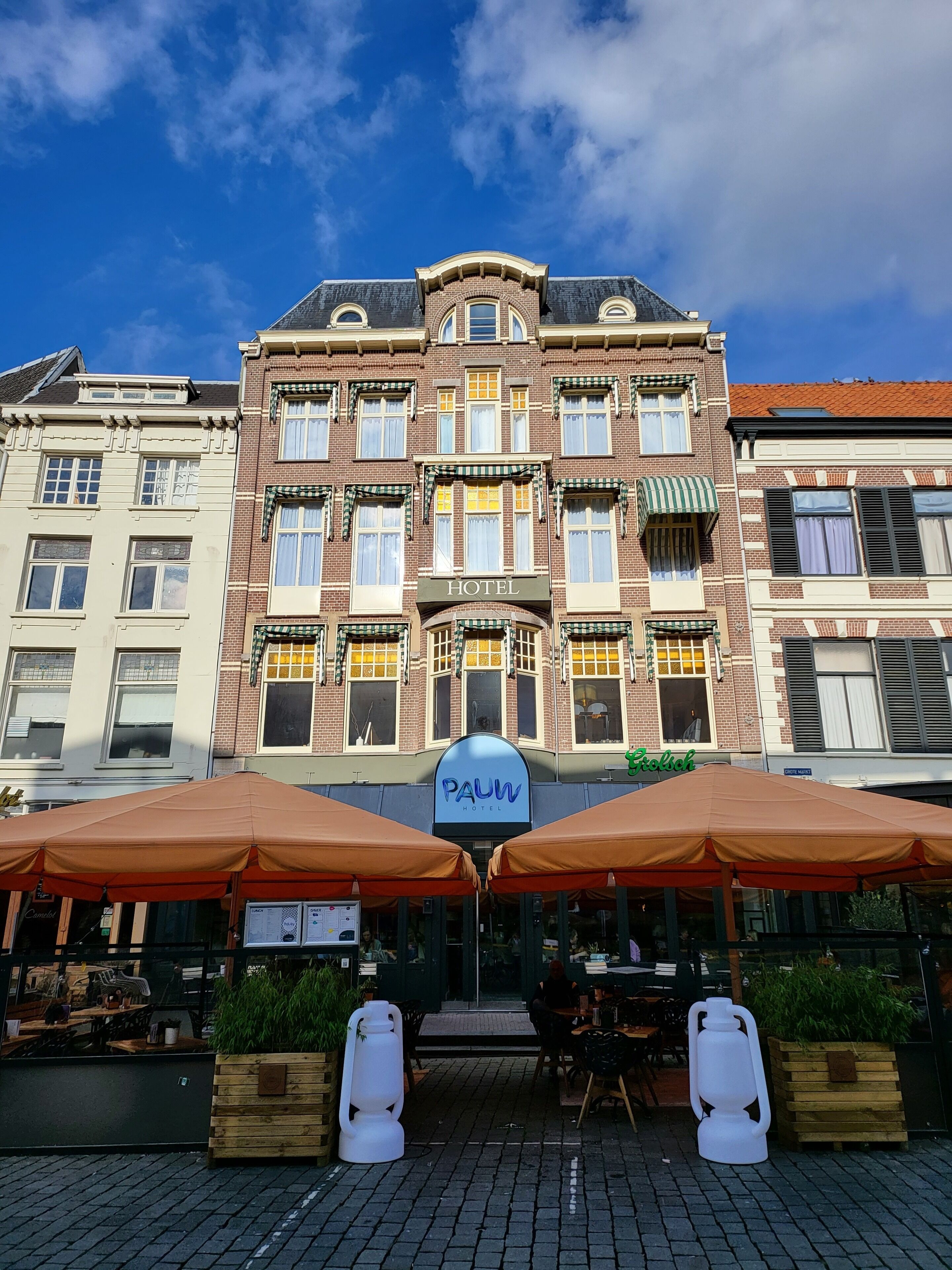 Een hotel in klassieke Europese stijl, met veel ramen en een opvallend bord.