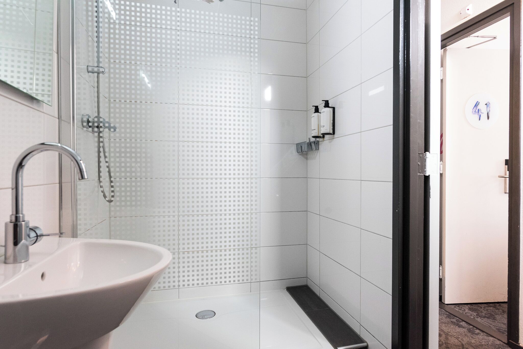 Un baño con lavamanos, ducha e inodoro.