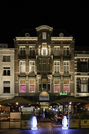 A hotel with a classic facade, multiple windows, and a sign indicating it is a hotel. - Hotel Pauw (Nijmegen)