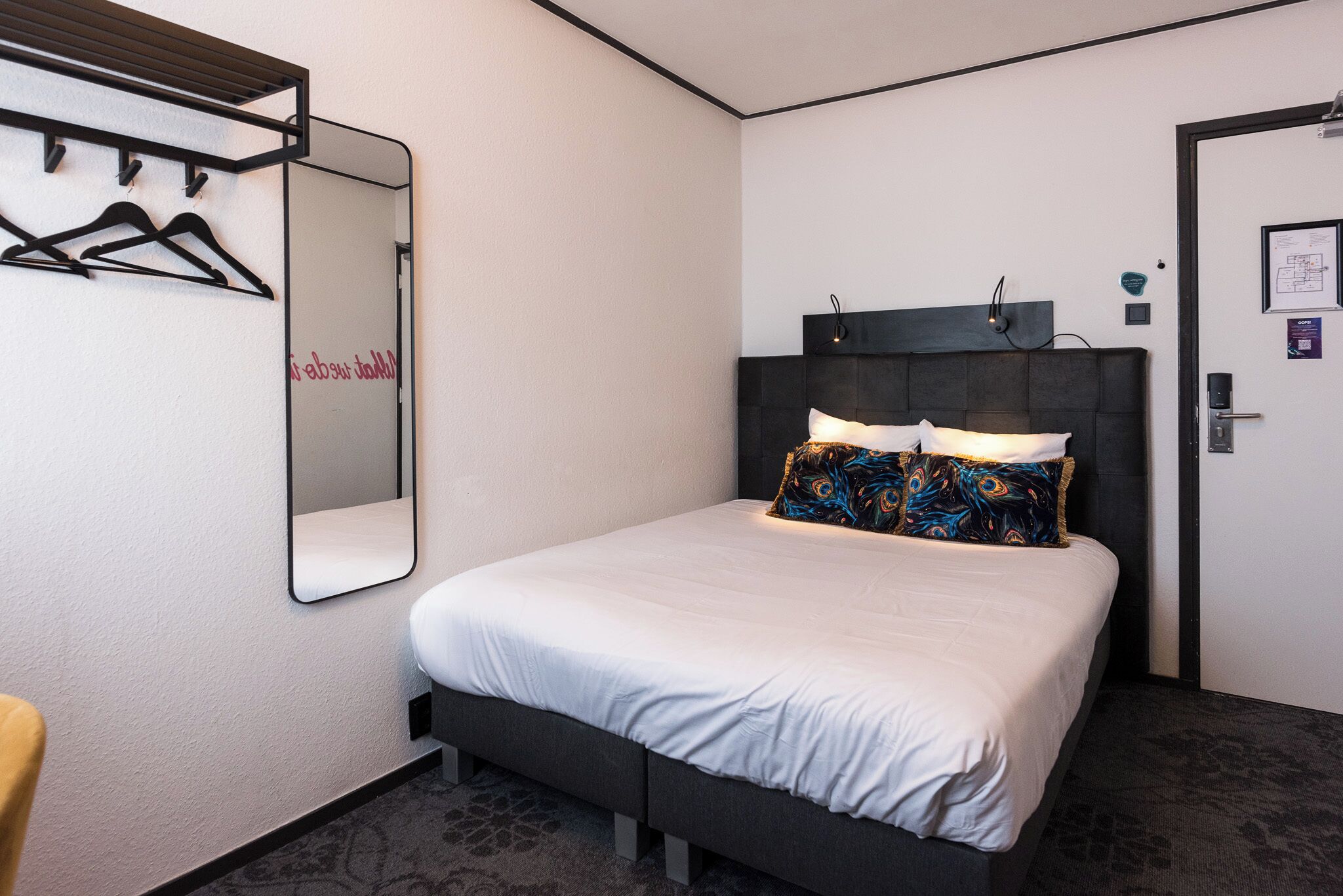 Double room with separate bathroom | 免費無線上網、床單