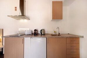 Fridge, stovetop, coffee/tea maker, electric kettle