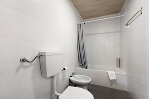 Badewanne, Haartrockner, Handtücher