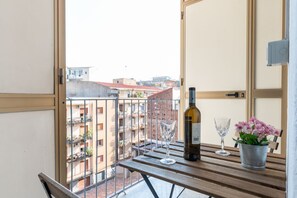 Outdoor dining - Comfortable 60 sqm apartment that can accommodate up to 4 people located on the fifth floor of a building with lift (not suitable for people with disabilities). The property is located in the Borgo Sanzio neighborhood, a residential neighborhood known fo (Catania)