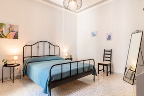 1 slaapkamer, een strijkplank/strijkijzer, beddengoed