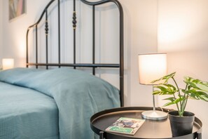 1 habitación, tabla de planchar con plancha y ropa de cama