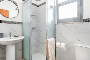 Shower, hair dryer, bidet, towels - GuestHost - Comfortable 60 sqm apartment that can accommodate up to 4 people located on the fifth floor of a building with lift (not suitable for people with disabilities). The property is located in the Borgo Sanzio neighborhood, a residential neighborh (Catania)