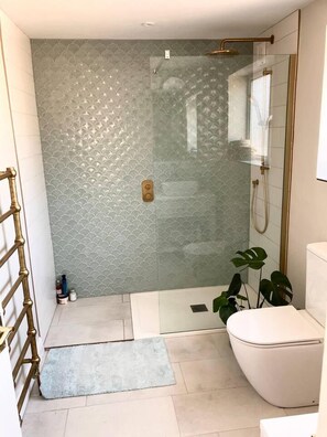 Cottage | Badkamer | Een douche, een haardroger, handdoeken