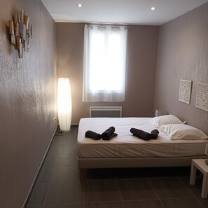 1 chambre, fer et planche à repasser, lit parapluie, Wi-Fi gratuit