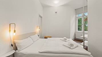 2 bedrooms, desk, iron/ironing board, WiFi