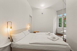 2 slaapkamers, een bureau, een strijkplank/strijkijzer, wifi