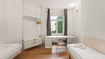 2 dormitoris, escriptori, planxa i posts de planxar i wifi