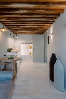 Tabla de planchar con plancha, wifi gratis y ropa de cama 