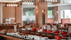 Una mesa de buffet con diferentes alimentos y utensilios para servir.