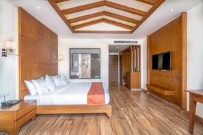 Sengetøy av topp kvalitet, minibar og safe på rommet