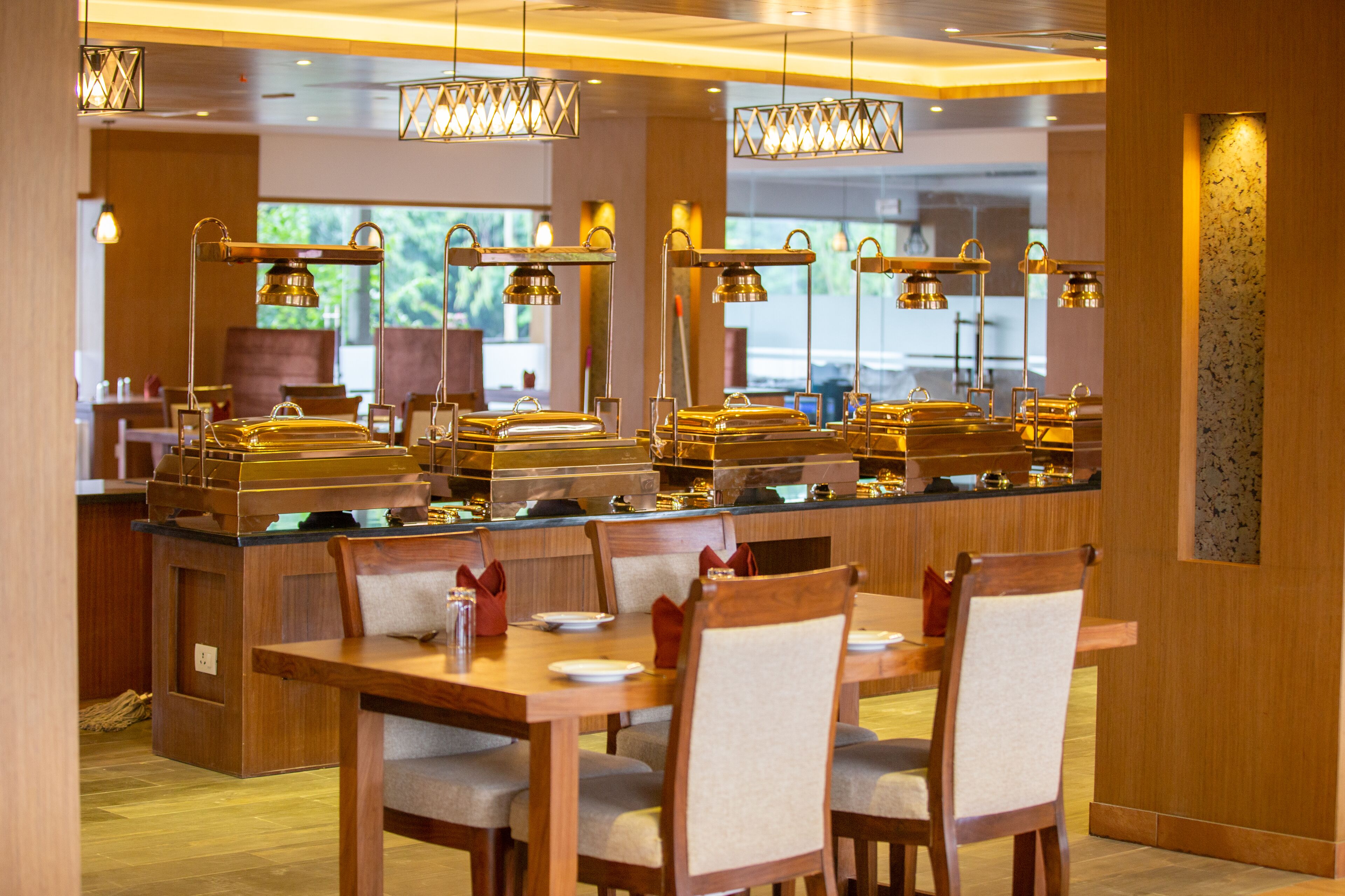 Un restaurante con mobiliario de madera e iluminación colgante.