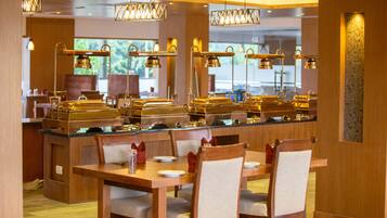 Un restaurante con mobiliario de madera e iluminación colgante.
