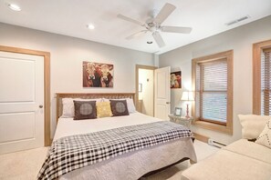 4 slaapkamers, een strijkplank/strijkijzer, gratis wifi, beddengoed