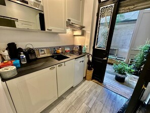 Refrigerador, microondas, horno, placa de cocina