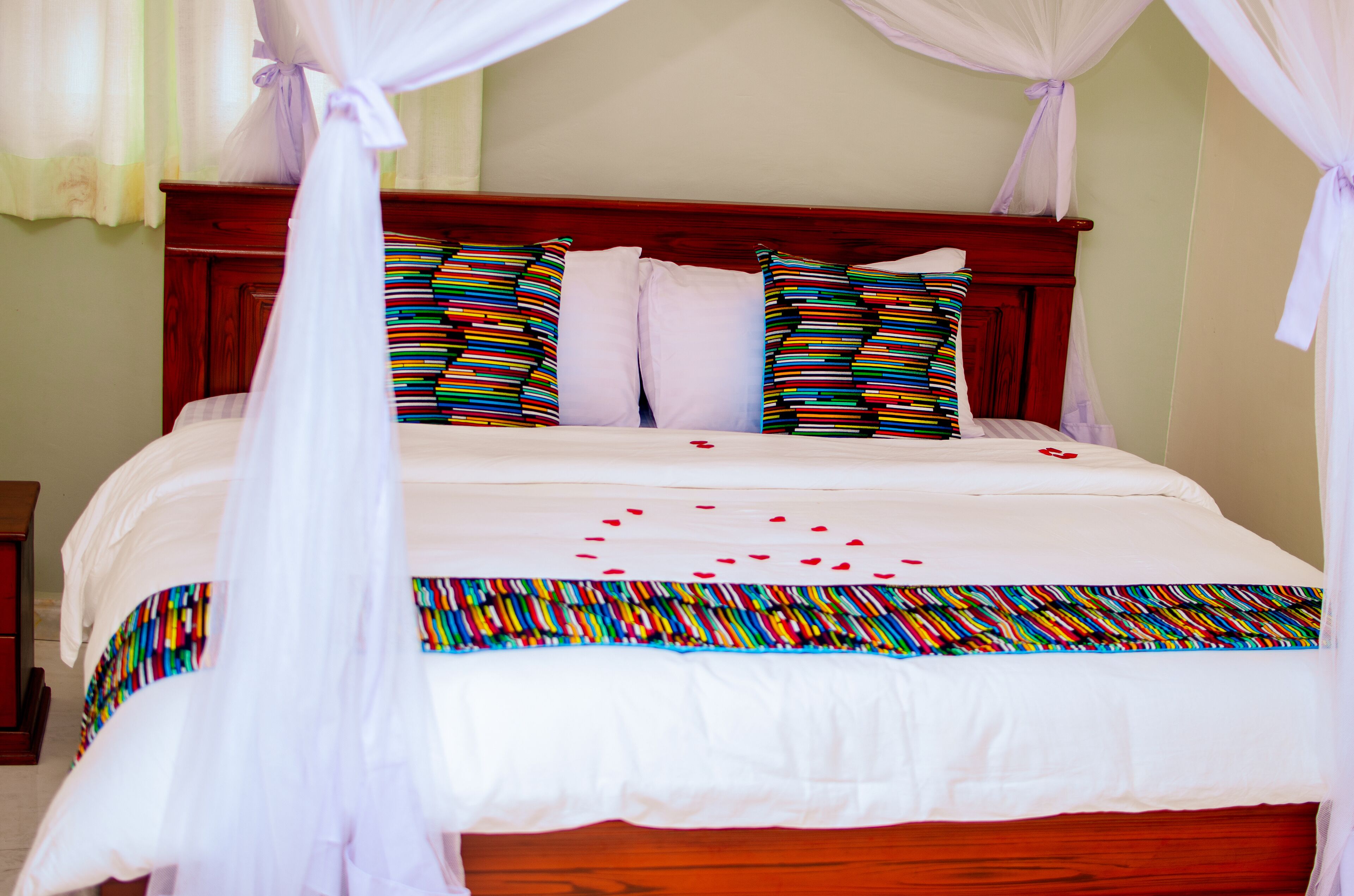 6 bedrooms, desk, internet, bed sheets