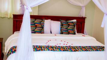 6 bedrooms, desk, internet, bed sheets