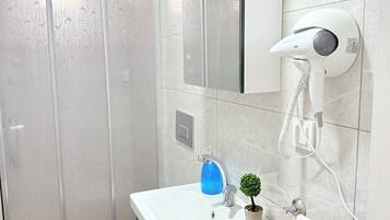 Pancuran mandi, kelengkapan dandanan diri percuma, pengering rambut