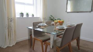 Tủ lạnh, máy rửa bát, ấm điện, lò nướng bánh mì