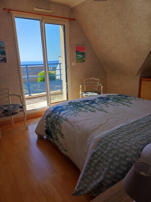 3 habitaciones, tabla de planchar con plancha y cuna de viaje 