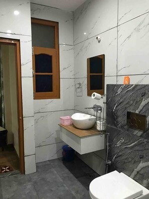 Lägenhet | Badrum | Dusch, handdukar och toalettpapper