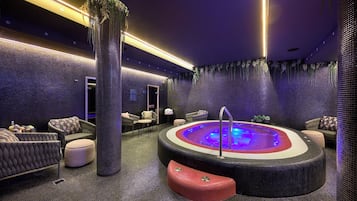 Indoor spa tub