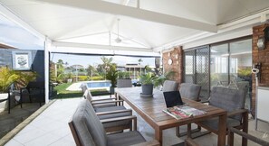 Outdoor dining - Pool house on the canal, private Jetty, Wifi (Forster)