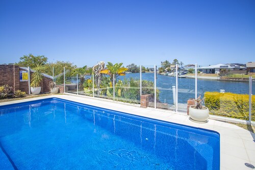 Pool house on the canal, private Jetty, Wifi