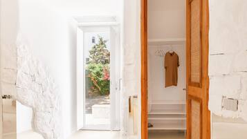 Executive Studio Suite | Bathroom | Shower, rainfall showerhead, free toiletries, hair dryer