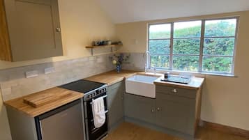 Cabin | Private kitchen | Fridge, oven, stovetop, electric kettle