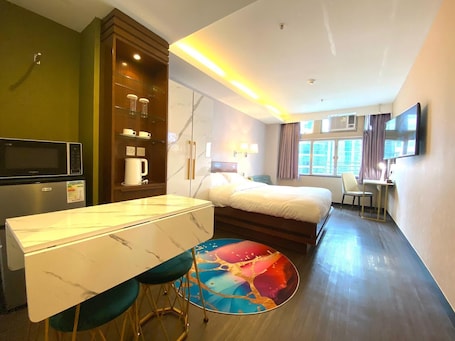 Deluxe Room | Desk, free WiFi