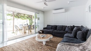 Smart TV - Noosa Parade Apartment - stylish privacy in paradise - private pool, location, beach (Noosa Sound)