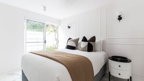 2 bedrooms, iron/ironing board, free WiFi, bed sheets - Noosa Parade Apartment - stylish privacy in paradise - private pool, location, beach (Noosa Sound)