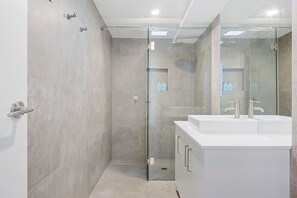 Een douche, een haardroger, handdoeken