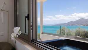 Un balcon avec vue sur un plan d’eau et des montagnes.