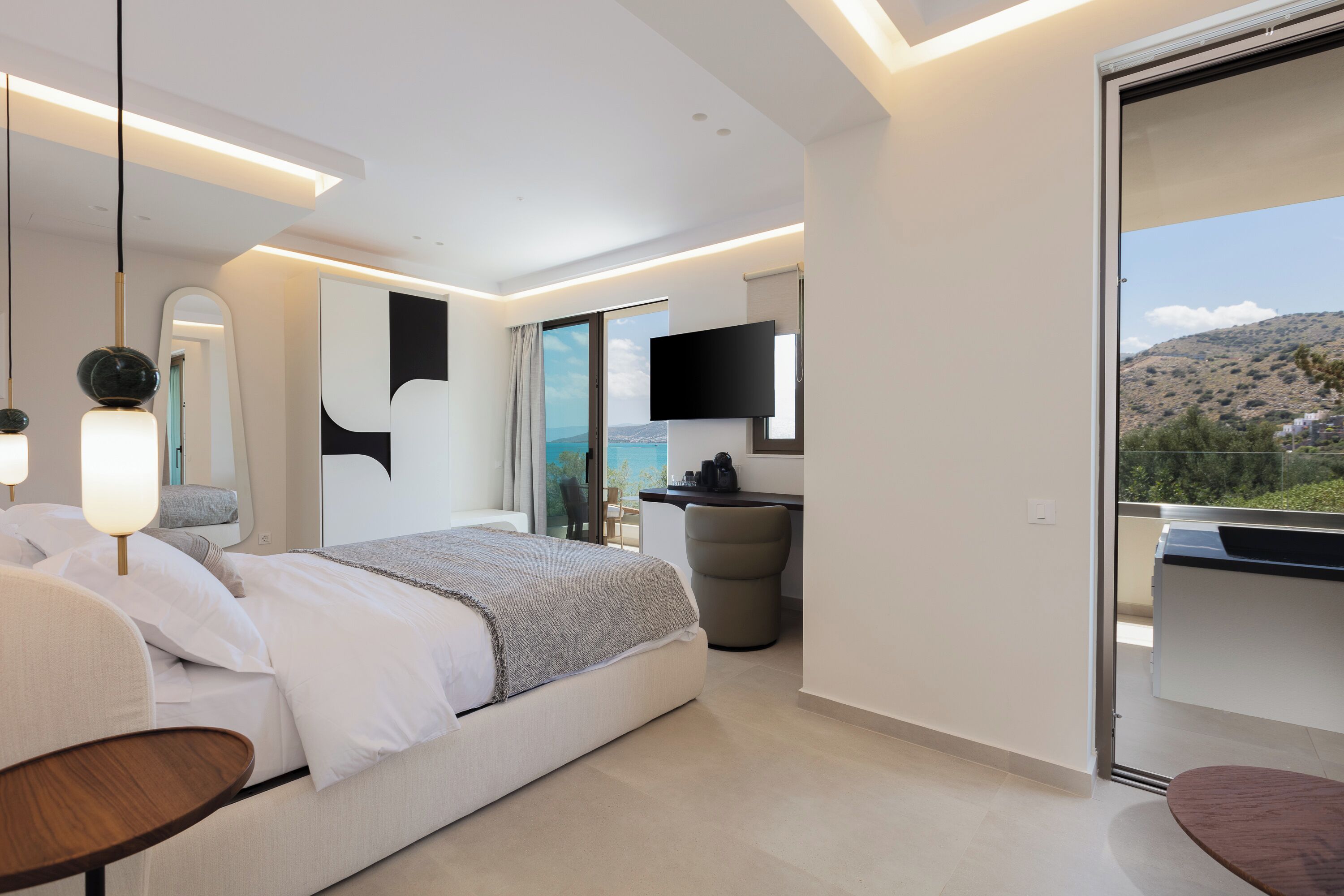 Bộ đồ giường cao cấp, minibar, két bảo mật tại phòng, bàn 