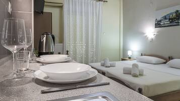 Tủ lạnh nhỏ, bếp nấu, dụng cụ pha cà phê/trà, ấm điện