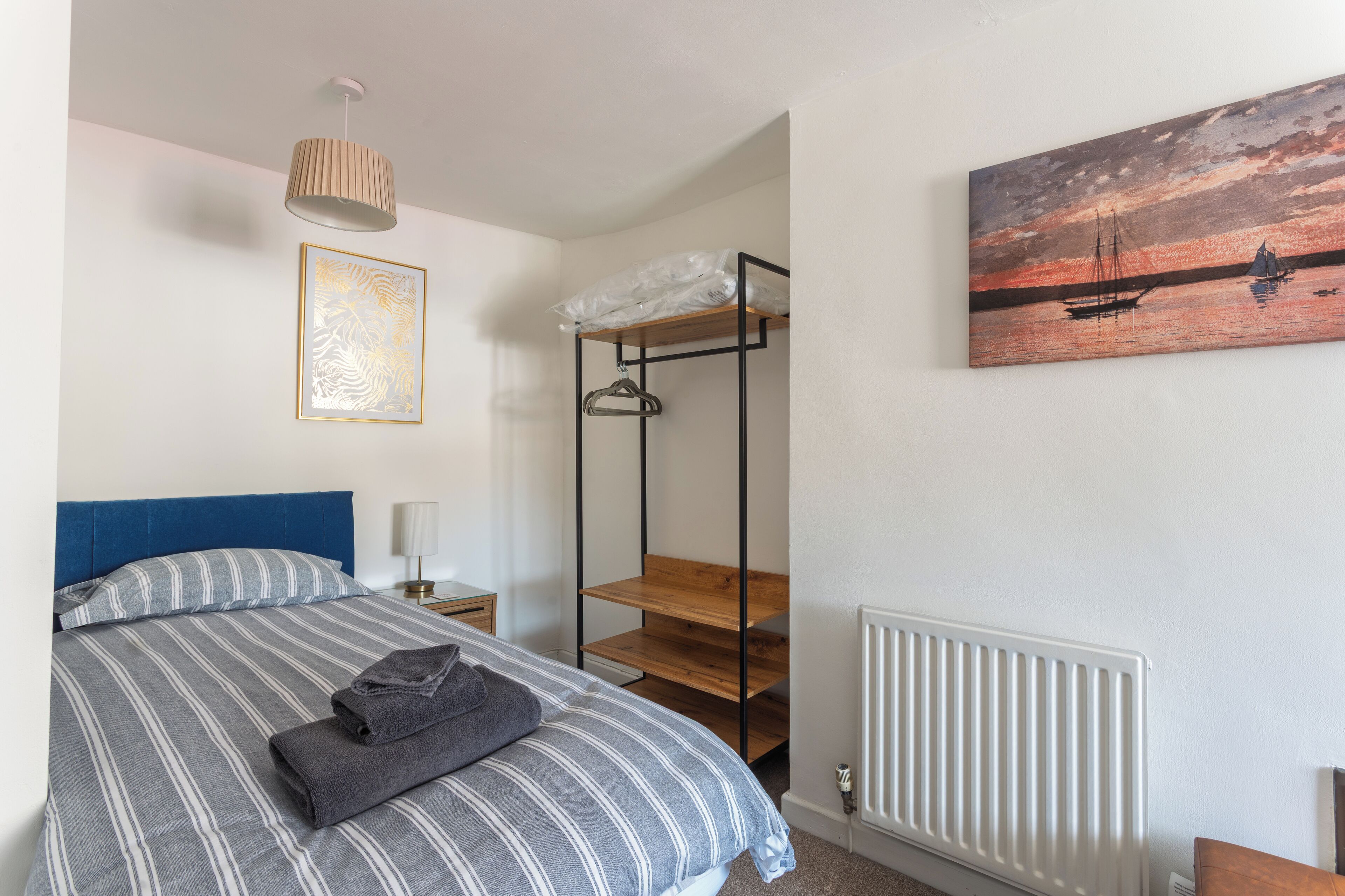 2 dormitorios, caja fuerte, escritorio y tabla de planchar con plancha