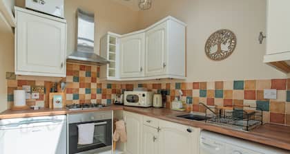 Cosy Cotswold cottage a short walk from cafes, shops, pubs and restaurants