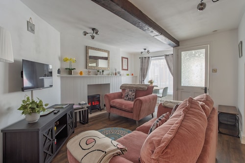 Cosy Cotswold cottage a short walk from cafes, shops, pubs and restaurants