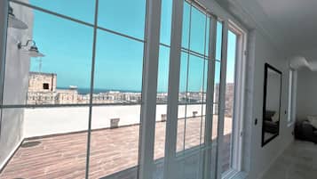 Apartemen Deluks, 1 Tempat Tidur Queen dengan tempat tidur Sofa, pemandangan laut | Teras/patio